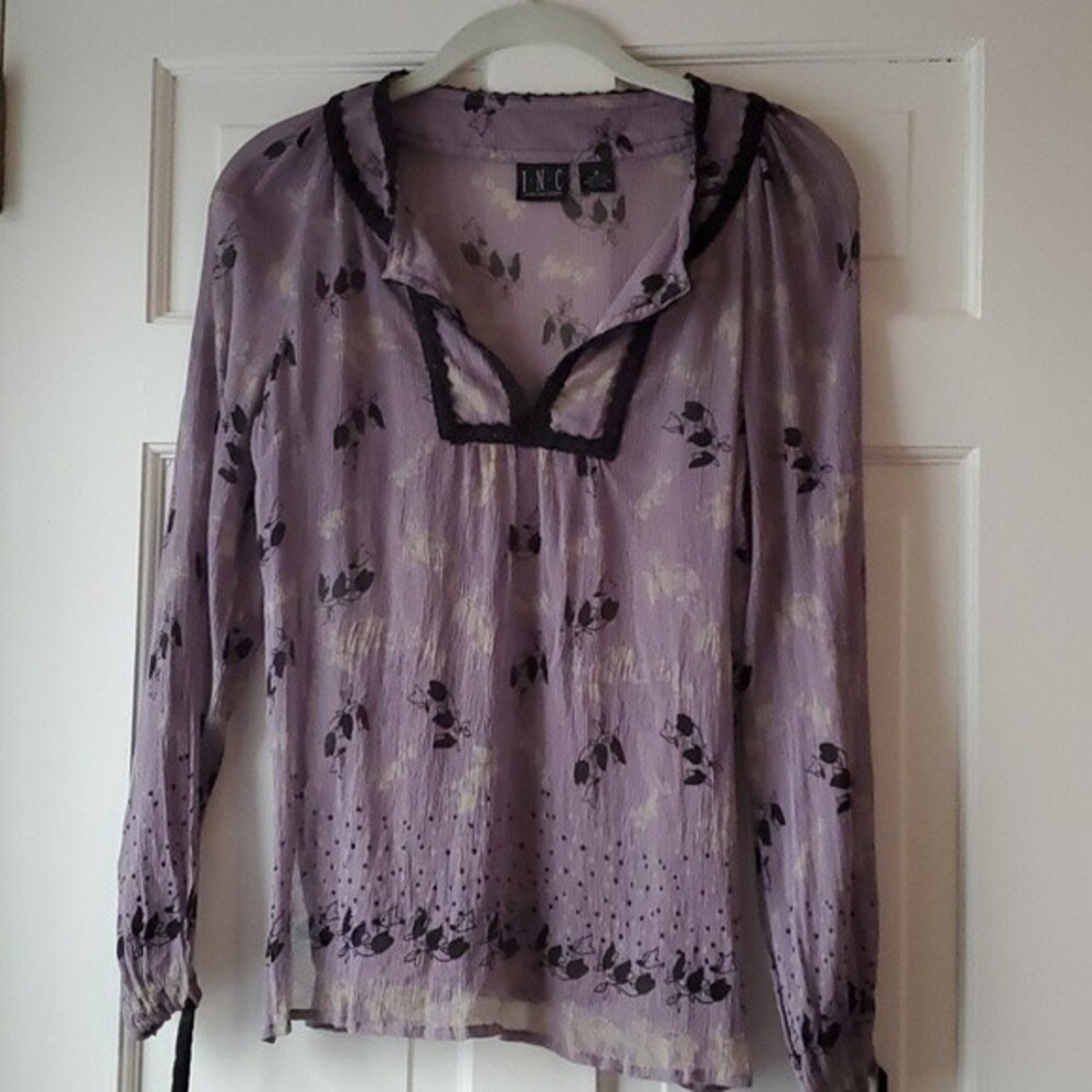 INC 100% SILK MUTED PURPLE PEASANT TOP CONTRAST BLACK TRIM FLORAL SIZE 6 BOHO